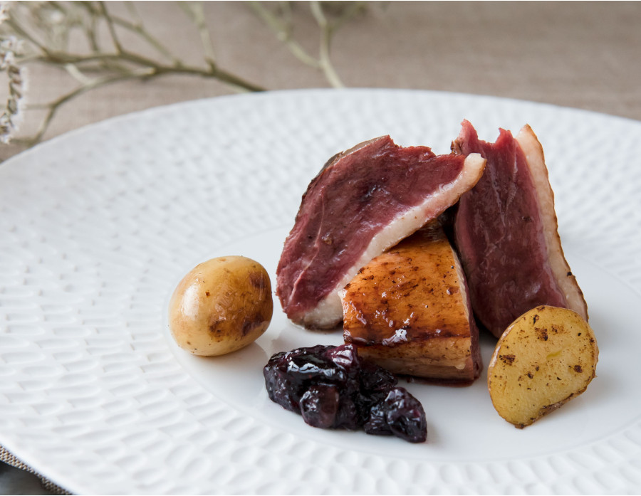 Magret de canard, pommes de terre nouvelles et sirop de myrtille
